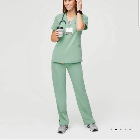 FIGS casma three pocket scrub top